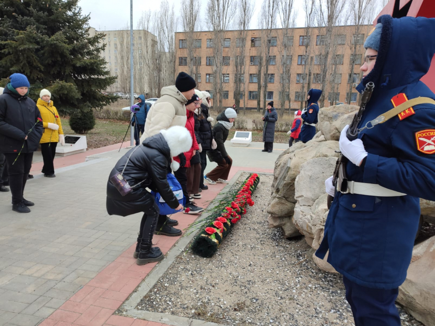 В Камышине в День Героев Отечества на холодный камень мемориалов легли живые цветы