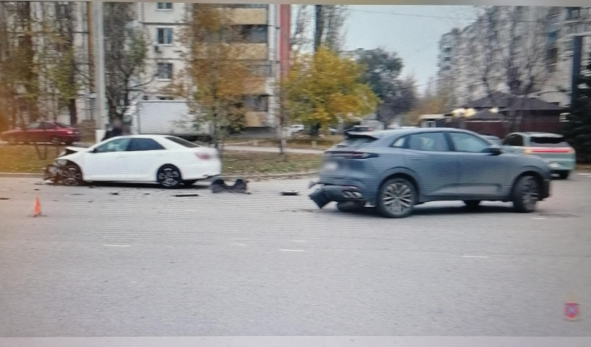 В Камышине водителя после столкновения машин на улице Базарова увезли на «скорой"