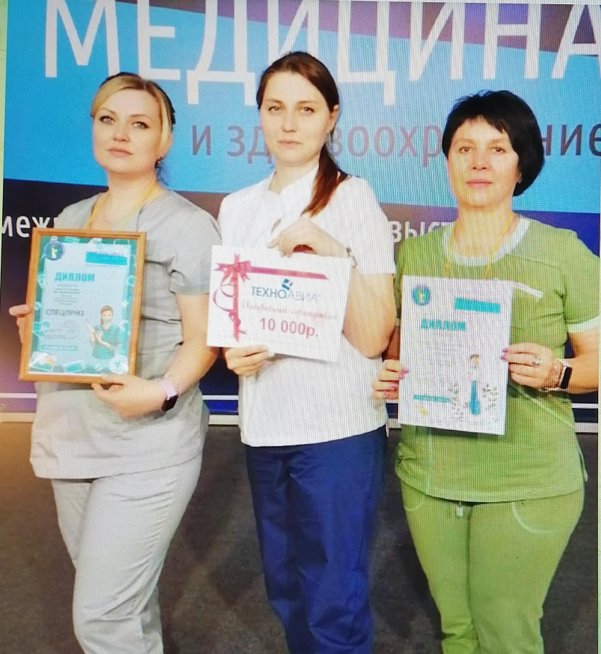 Камышинских медсестер, отличившихся в профессиональном «забеге", наградили сертификатом на белые халаты