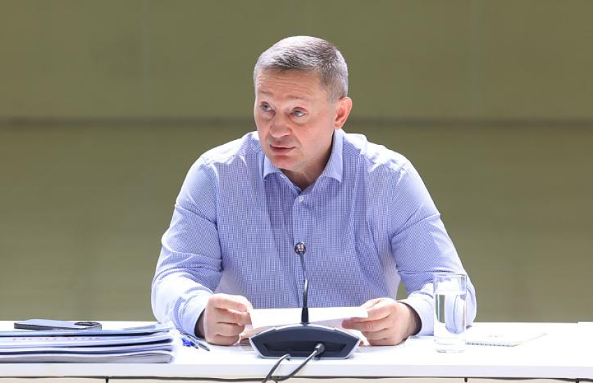 Андрей Бочаров на совещании рассказал о «взлетке» для малой авиации и других объектах