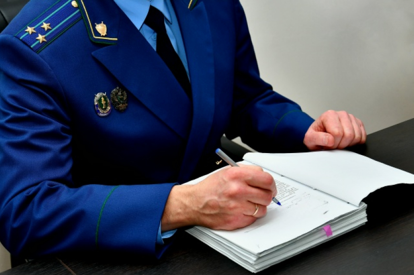 В Волгоградской области коммерсант побил палкой рабочего за то, что тот пришел просить невыданную зарплату