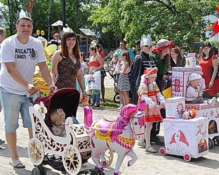 Камышинский парад колясок решил в воскресенье, 16 июня, разгуляться на набережной у музея