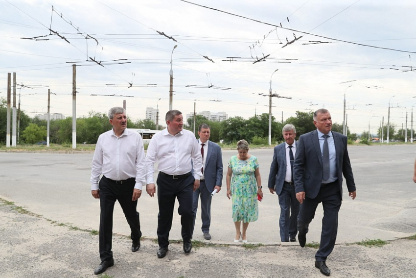 Андрей Бочаров заставил чиновников пешком отмерять километры, чтобы прочувствовать проблемы «ногами и другими частями» 
