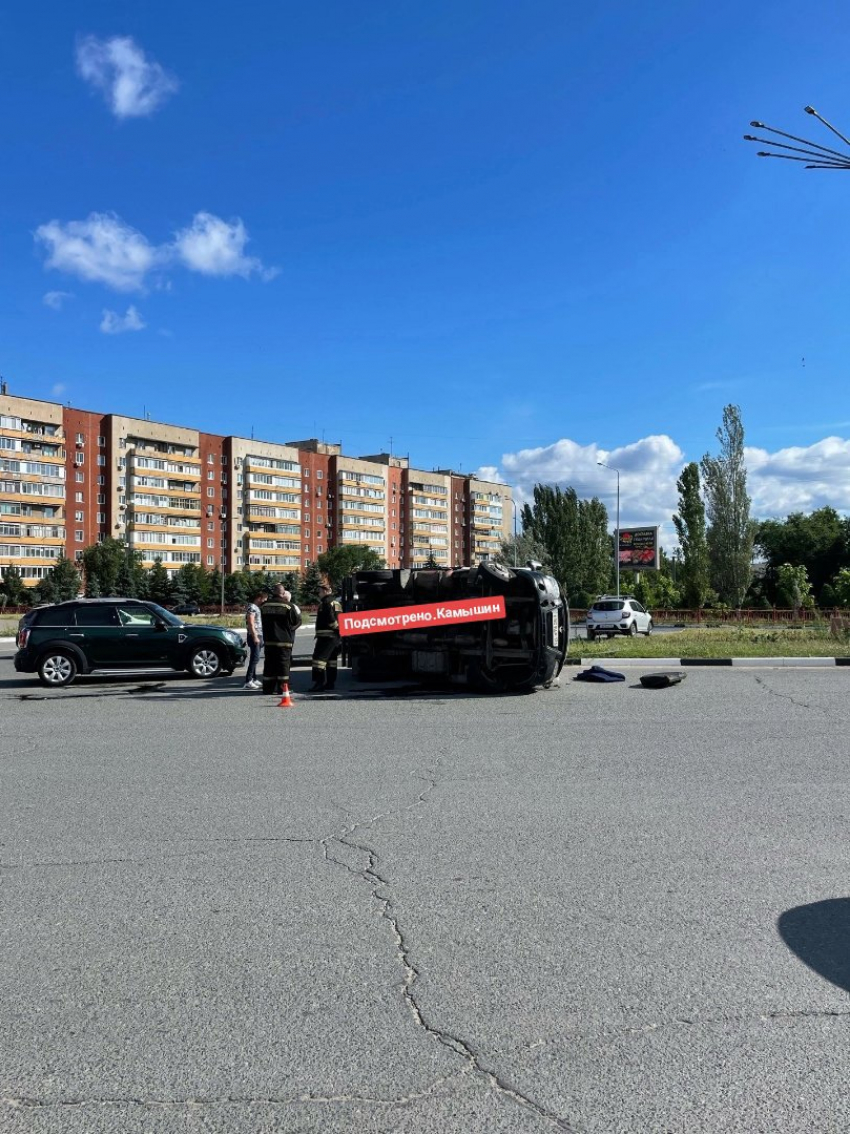 В Камышине на Комсомольской площади от удара двух автомобилей грузовой фургон перевернулся (ВИДЕО)