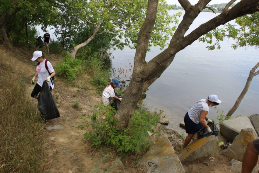 В Камышине волонтеры в очередной раз вытащили мешки мусора за невежами, «оплевывающими» берег Камышинки