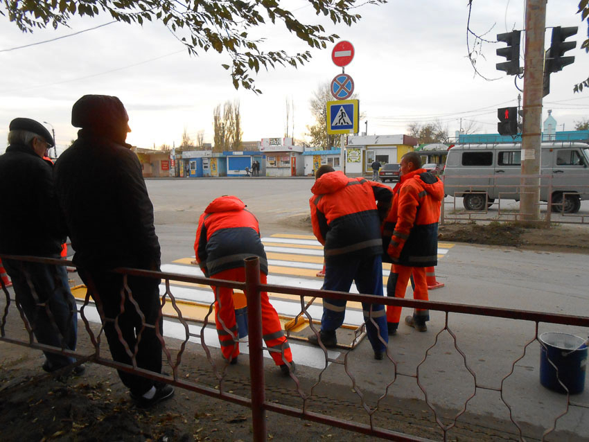 В Камышине ближе к вечеру взялись красить «зебры»  в последний день октября