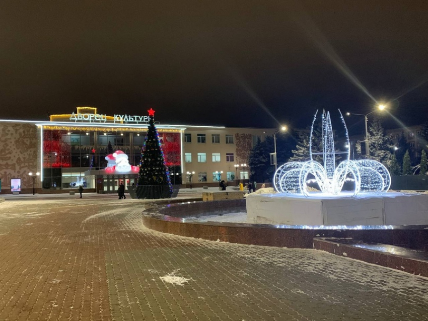 В Камышине  у ДК «Текстильщик» включили елку со звездой на макушке и «фонтан в фонтане"