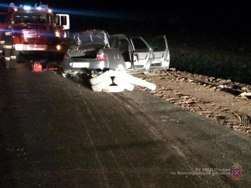 В страшном лобовом столкновении на трассе Камышин - Волгоград один участник ДТП скончался на месте, трое других с тяжелыми травмами в больнице
