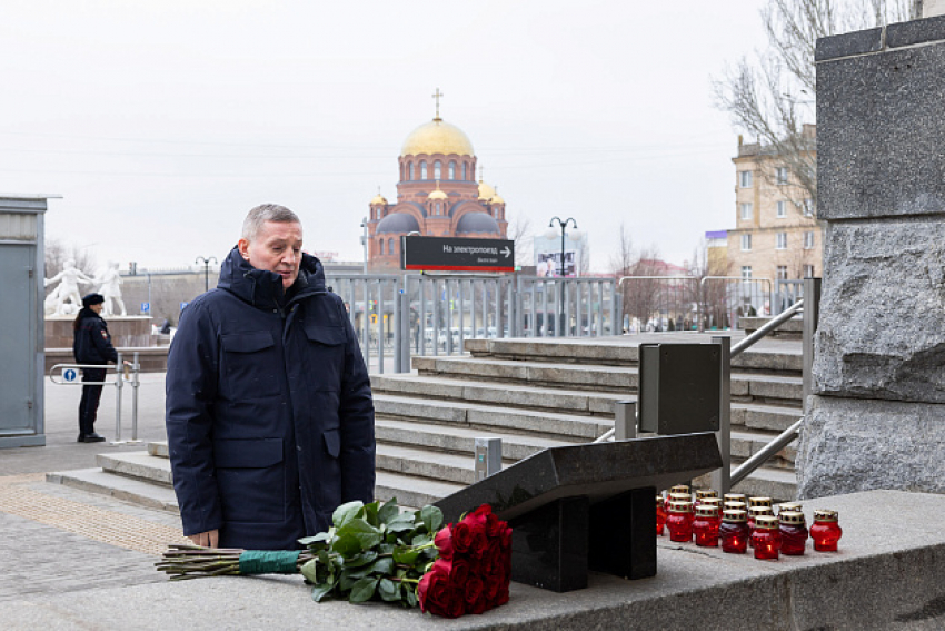 Андрей Бочаров почтил память погибших в терактах 2013 года в Волгограде