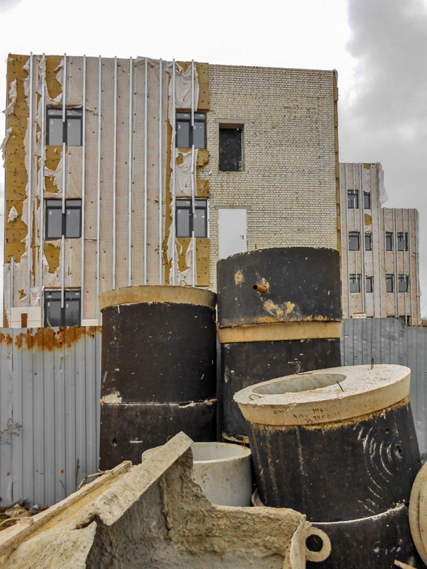 За неделю до планируемого открытия новой поликлиники в Камышине с ее «новосельем» ничего не ясно