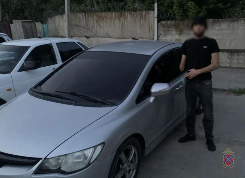 Полицейские в Камышине задержали подозреваемых в краже денежных средств с банковского счёта, на которые злоумышленники успели купить авто
