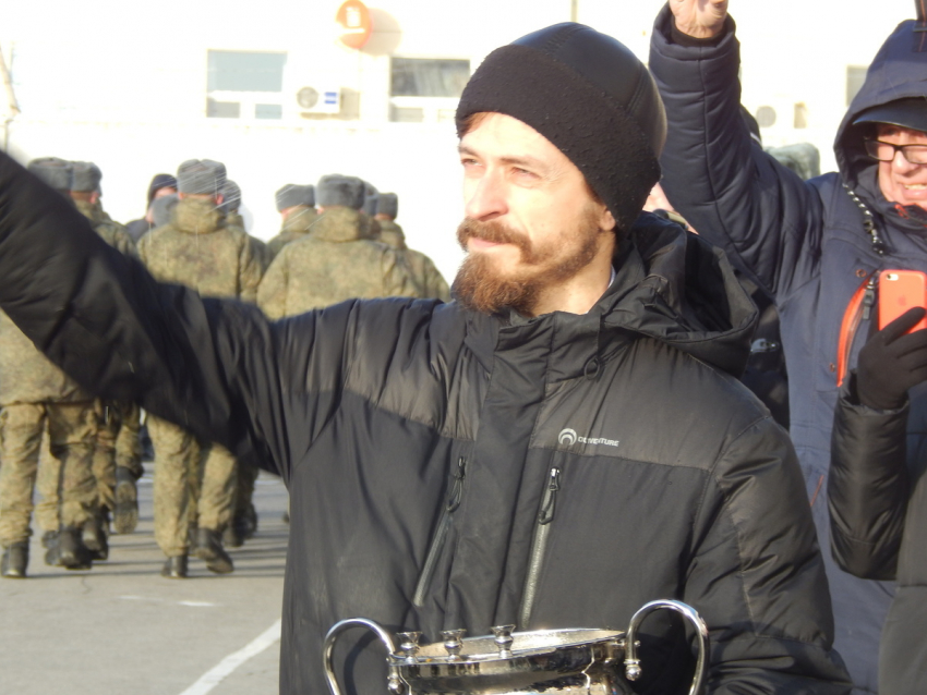 В Камышине новобранцев-десантников и новую технику окропили святой водой во время церемонии присяги