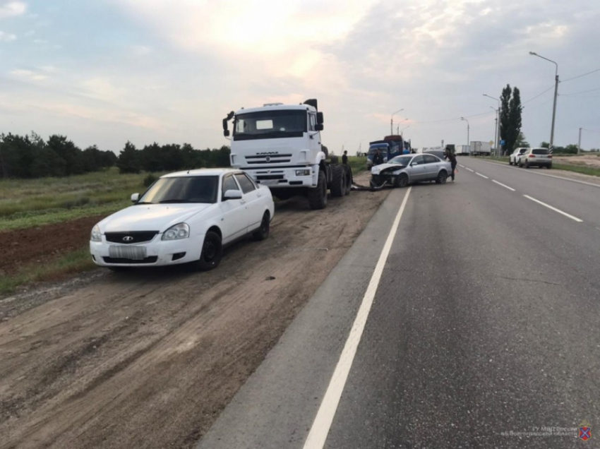На трассе между Камышином и Волгоградом «Фольксваген» врезался ночью в «КАМАЗ» на обочине: двое в больнице