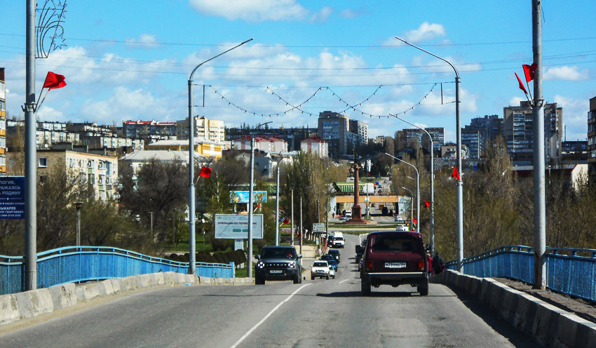 Красные флаги трепещут на мосту: пока это единственное первомайское уличное украшение в Камышине