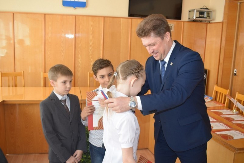 Глава администрации Камышина Станислав Зинченко лично наградил юных победителей областного зимнего фестиваля ГТО