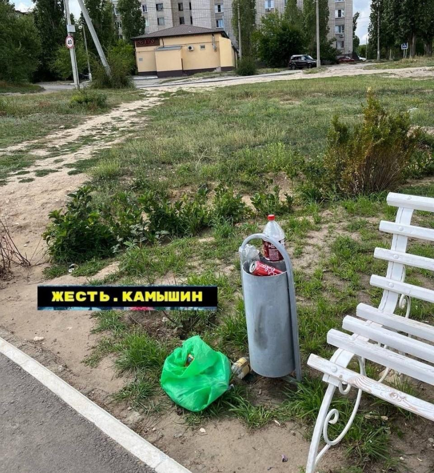 Камышане  в соцсетях намекнули городским службам  благоустройства, что в сквере памяти надо чаще вытряхивать урны