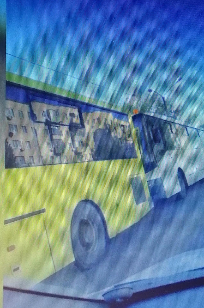 Камышане показали в соцсетях колонну пустых автобусов у КПП мотострелкового полка с вопросом, для кого они поданы (ВИДЕО)