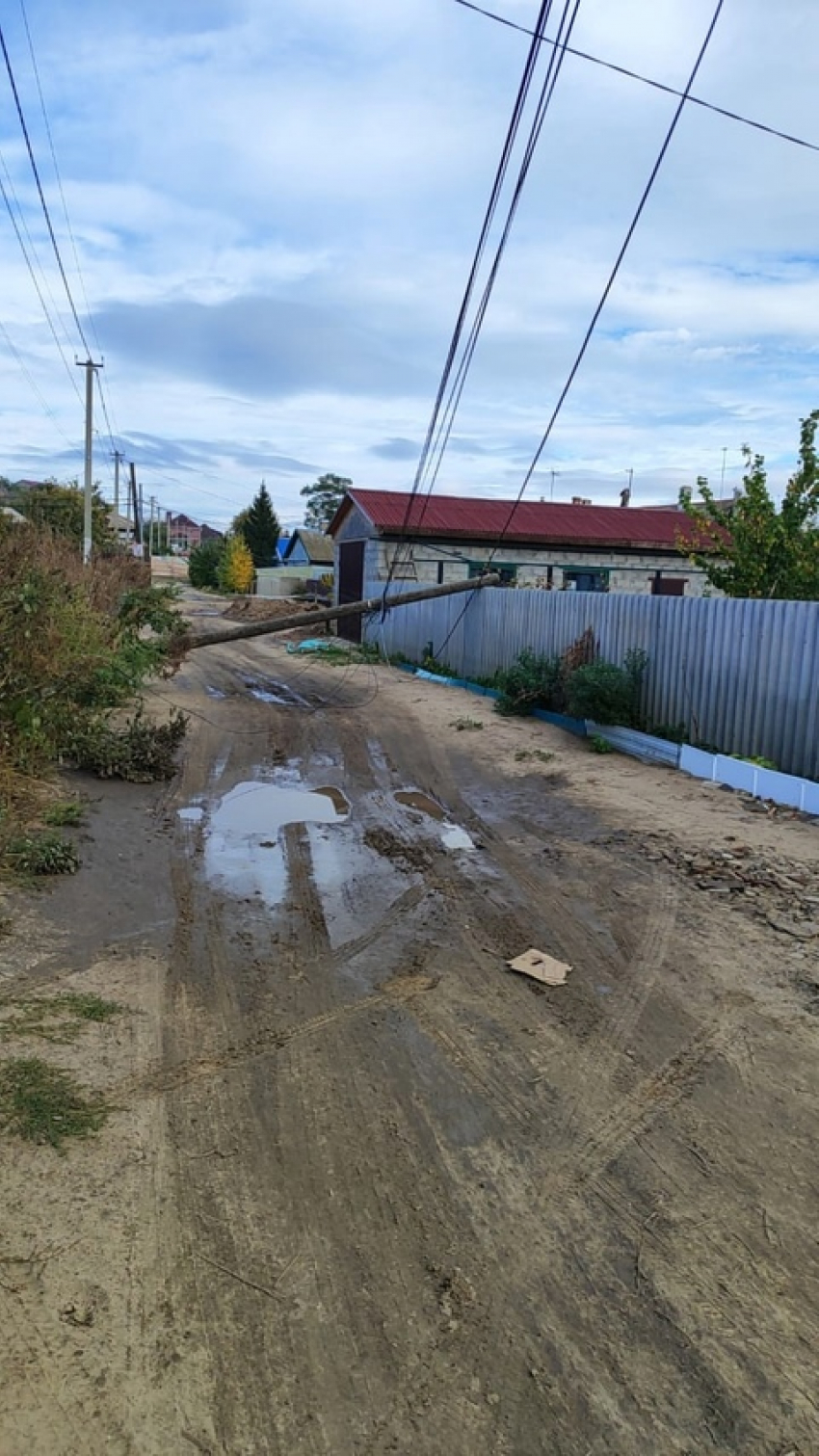 В Камышине срочно разыскивается хозяин упавшего на частный двор столба