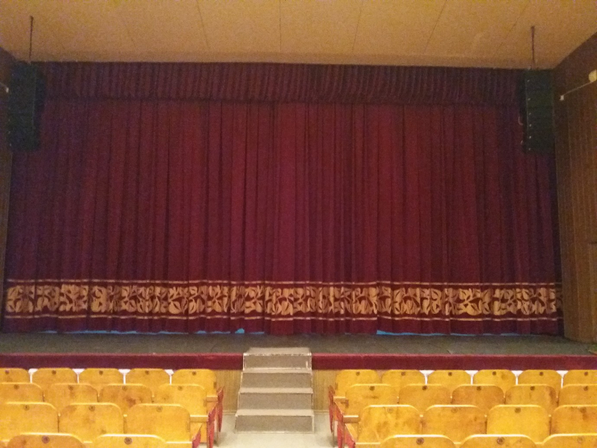 Зрители гадают, почему в Камышинском драмтеатре повесили «подстреленный» занавес