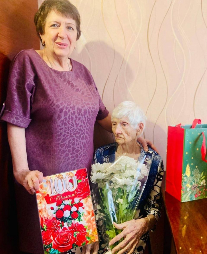 В Камышине еще одну бабушку, а вернее - учителя физики Идию Васильевну Бурову поздравили со 100-летием