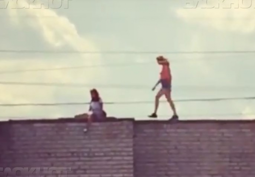 На видео попали прогулки скучающих девушек по крышам, - «Блокнот Волжского"