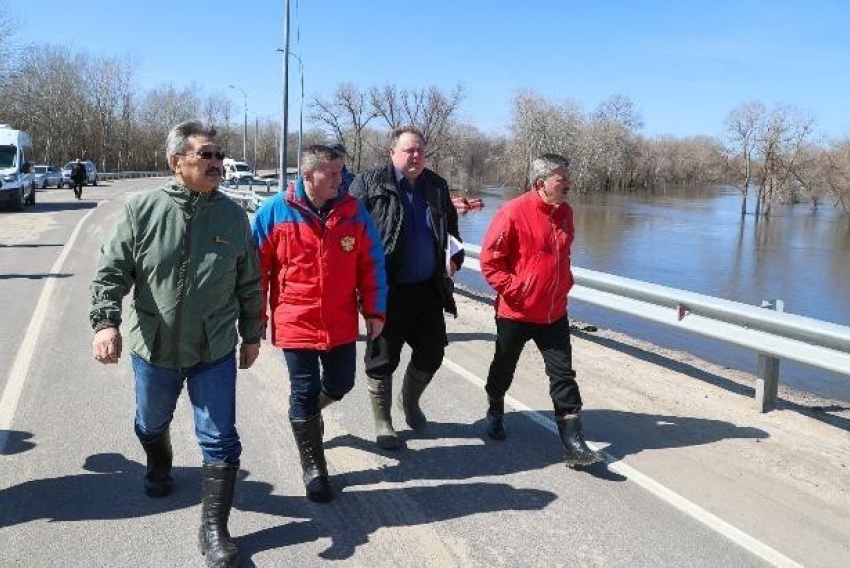 Журналисты заинтересовались, почему волгоградский губернатор и вице-губернатор надели одинаковые резиновые сапоги