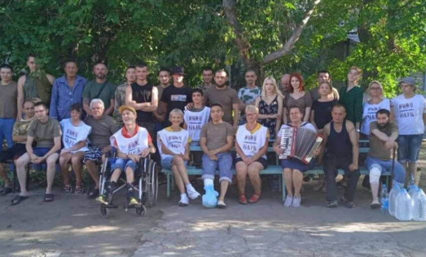 Камышинская общественница Светлана Ивченко напекла гору пирожков и отправилась с другими активистами проведать раненых бойцов в госпиталь