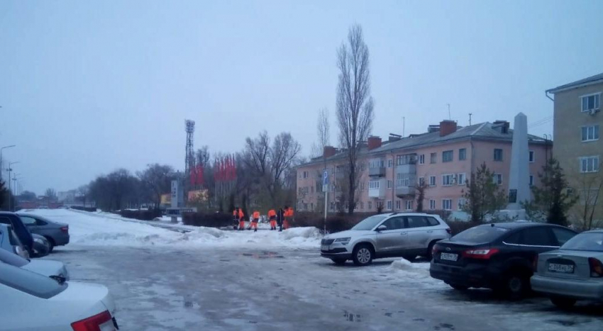 В Камышине «оранжевые жилеты» вышли в дождь чистить снег: горожане в недоумении