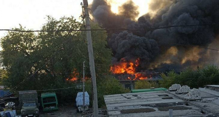В ГУ МЧС сообщили, что пожар на складах в Камышине потушен