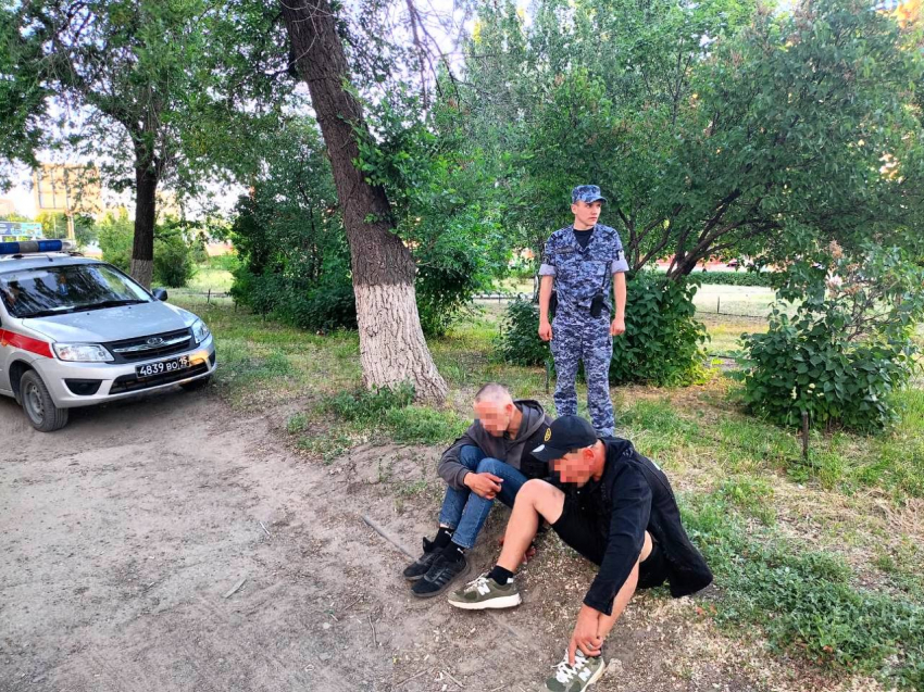 В Камышине «отдыхающие» фигуранты неудачно спрятали от росгвардейцев пакет с наркотиком