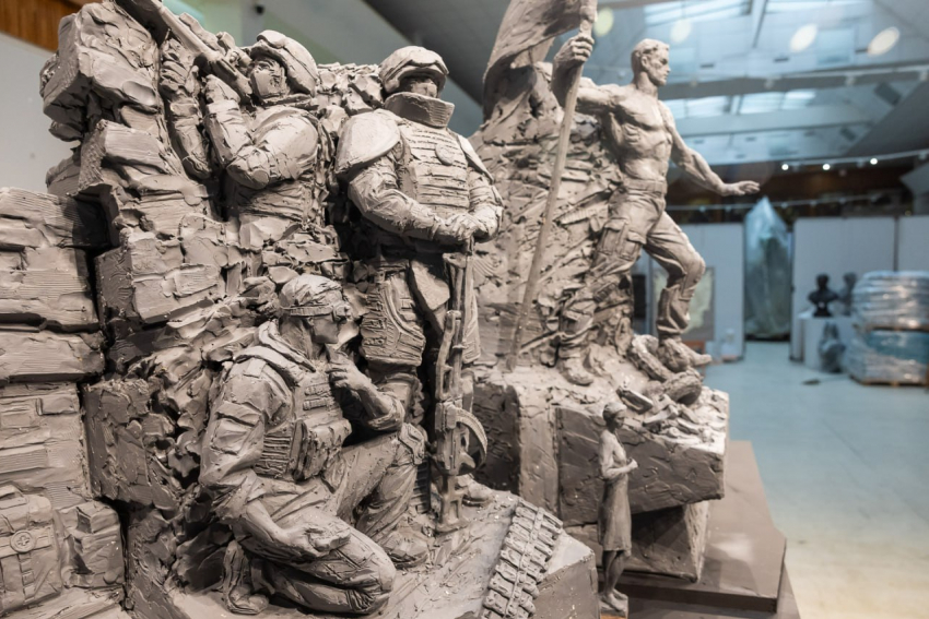 Скульптуру с участником СВО с голым торсом установят у подножия Мамаева кургана, в Камышине тоже замахнулись на памятник бойцам