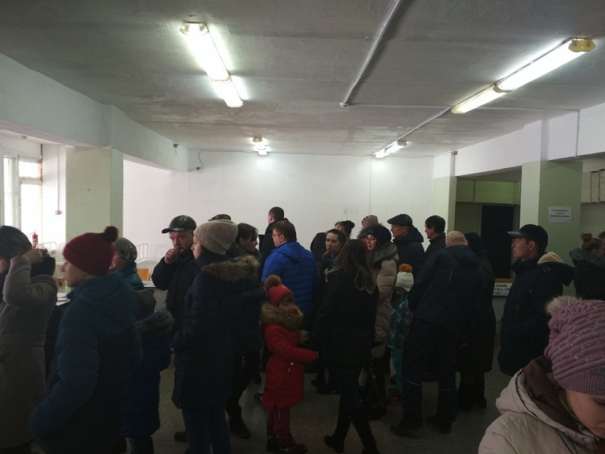В Камышине в полдень на избирательных участках горожане стояли в очередь, чтобы проголосовать