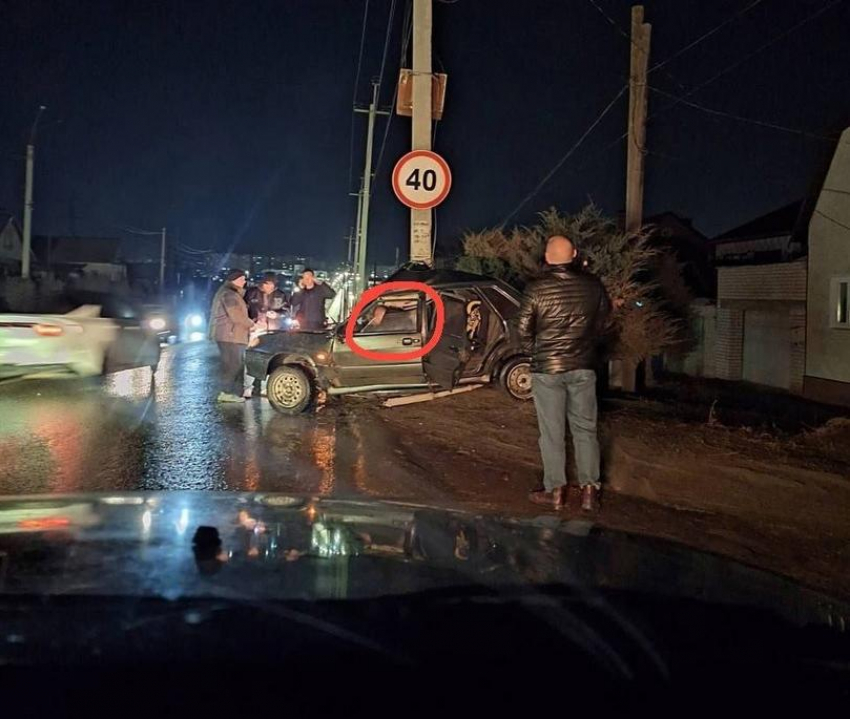 В Камышине разогнавшийся водитель по печальной иронии судьбы врезался в столб со знаком ограничения скорости