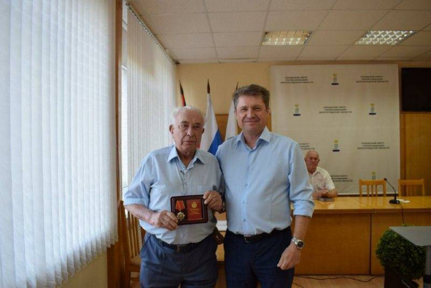 В Камышине глава Станислав Зинченко еще раз наградил «главного ветерана» города