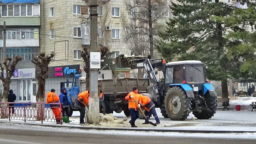 В Камышине «оранжевые жилеты» вышли чистить «снежную кашу» на улицах