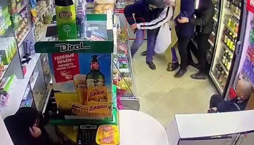 Полиция разместила ролик, на котором в магазине смелые покупатели обезвреживают негодяя с пистолетом (ВИДЕО)