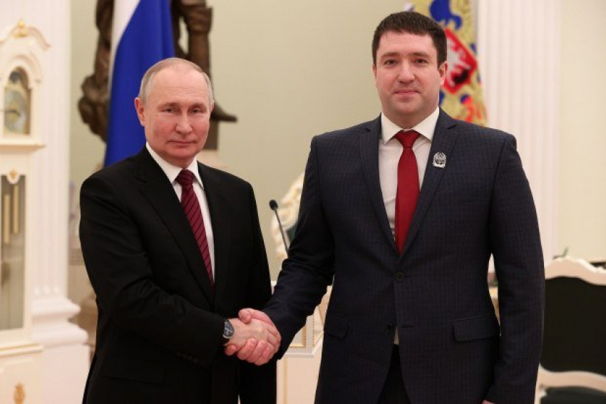 Президент России Владимир Путин пожал руку молодому ученому из Камышина в День российской науки