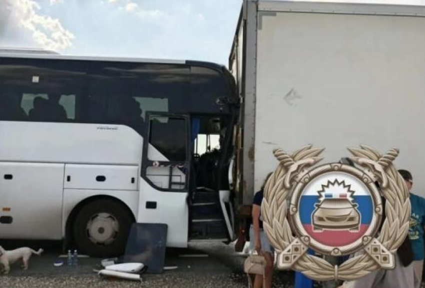 Вышедший из Камышина автобус врезался в большегруз в Саратовской области