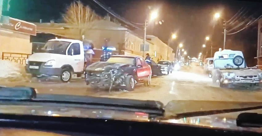 В Камышине ночью 17 января случилась авария на улице Пролетарской (ВИДЕО)