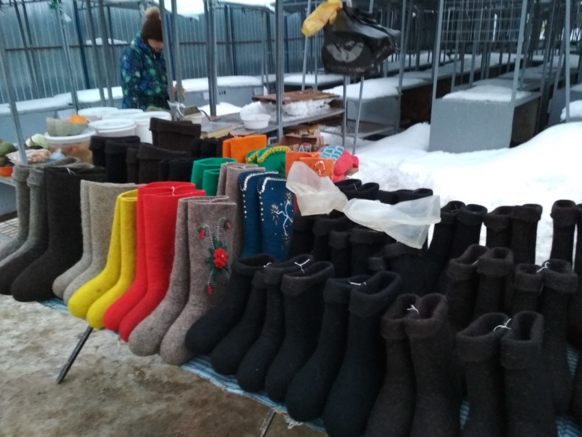 Торговля валенками не задалась на центральном рынке Камышина - распутица подводит!