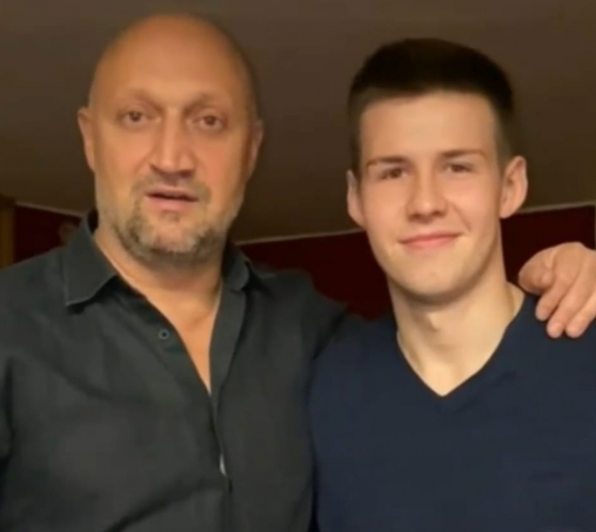 Спасенного после тяжелого ранения на Украине 22-летнего лейтенанта из Волгоградской области навестил Гоша Куценко (ВИДЕО)