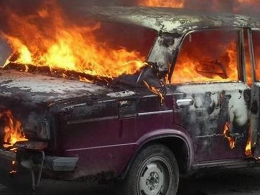В Камышинском районе ВАЗ сгорел дотла 