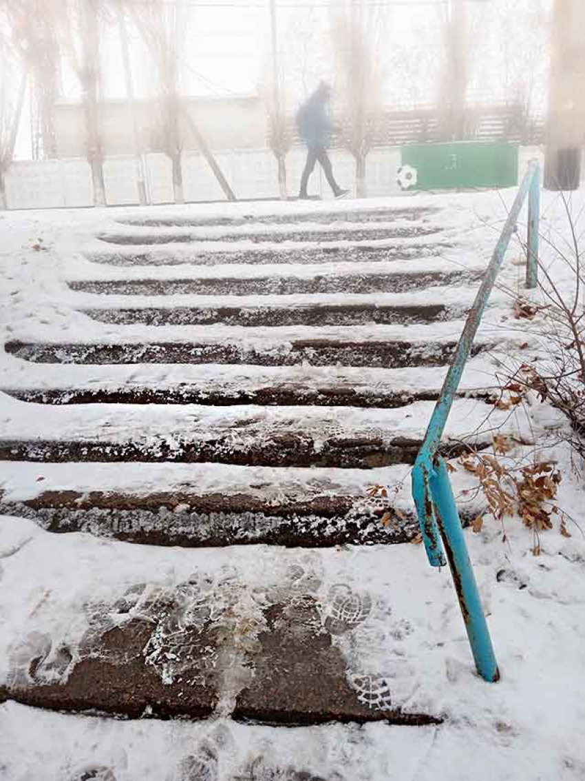 В Камышине стоит свернуть с центральной улицы, как скользишь на  непосыпанных, обледенелых тротуарах и лестницах