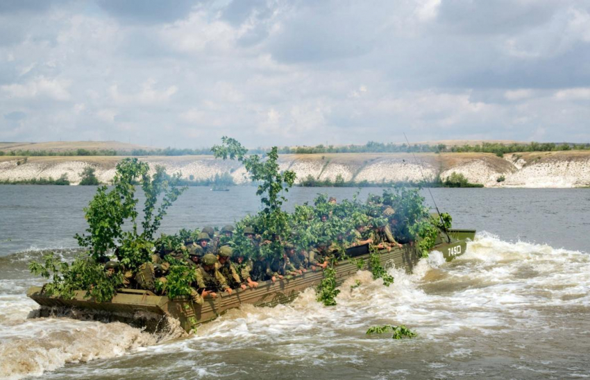 Камышинские десантники в ходе боевых учений на полигоне под Волгоградом форсировали реку Дон