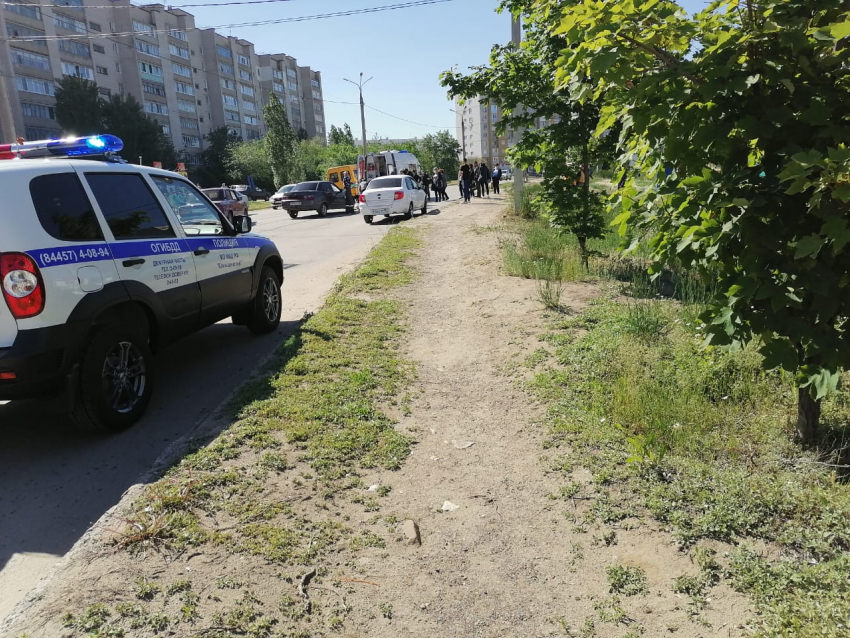 В Камышине  с проезжей части улицы Базарова на третьем городке «скорая» только что увезла сбитого мужчину