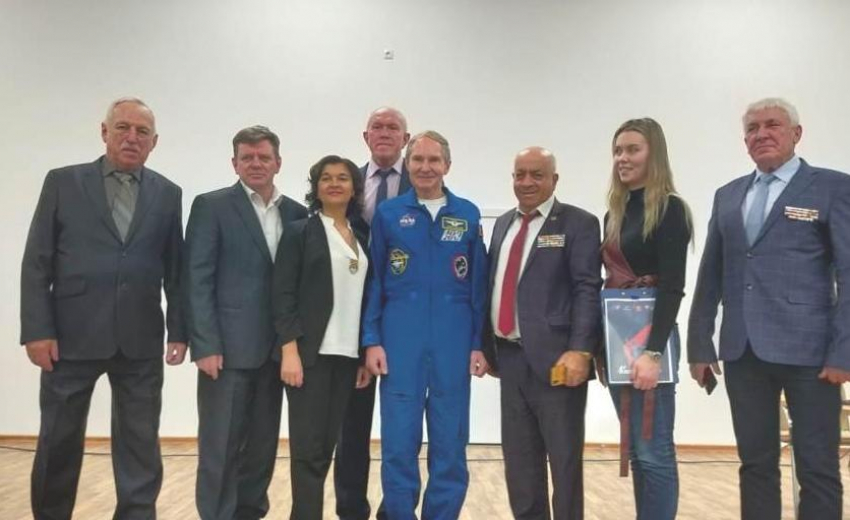 В Камышине чиновники и общественники сфотографировались с космонавтом и похвалились ракурсом в открытом доступе