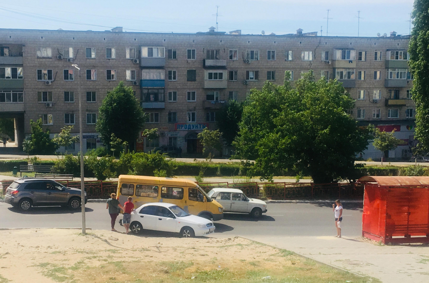В Камышине на спуске по улице Некрасова машины пробираются между иномаркой и отечественной легковушкой, перегородившими дорогу после ДТП