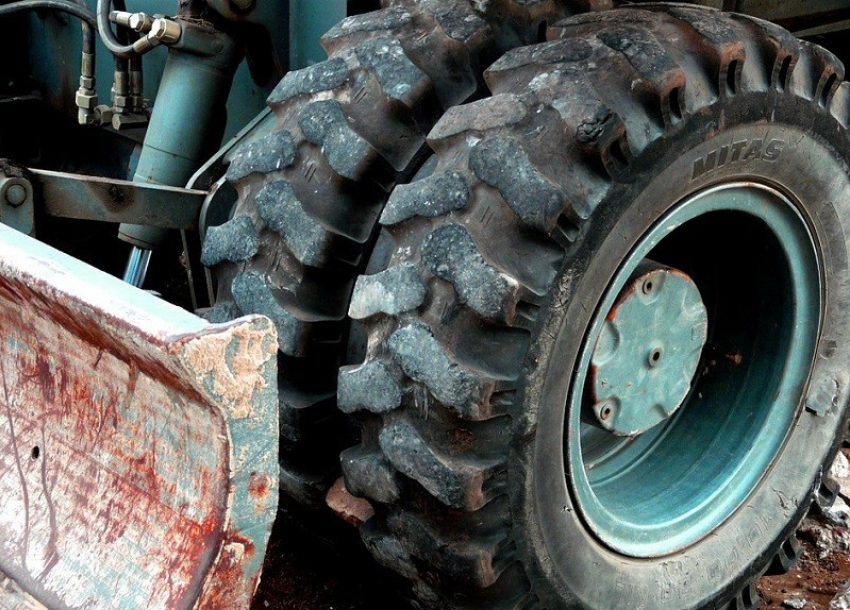 Захлебнувшуюся двухлетнюю малышку нашли в колесе трактора, - «Блокнот Волгограда"