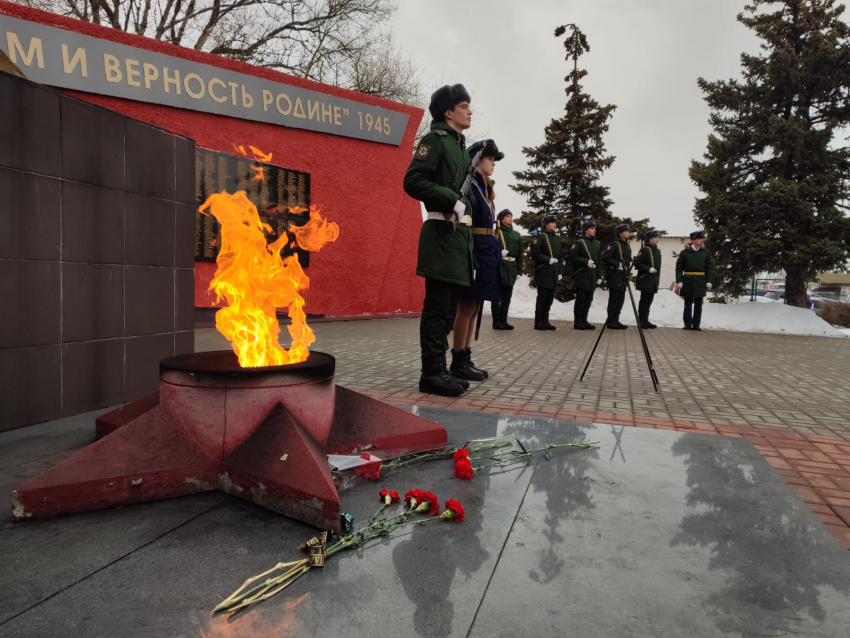 В Камышине у Вечного огня на Братских захоронениях почтили память героев Сталинградской битвы