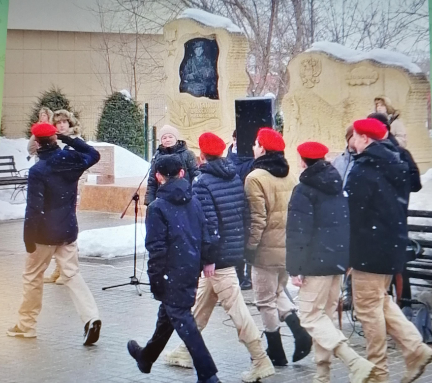 Юнармейцы отдавали честь Герою: в Камышине прошел митинг у памятника Александру Колгатину в годовщину его подвига